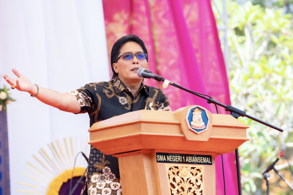 Bupati Giri Prasta Hadiri HUT Ke-40 SMANAB